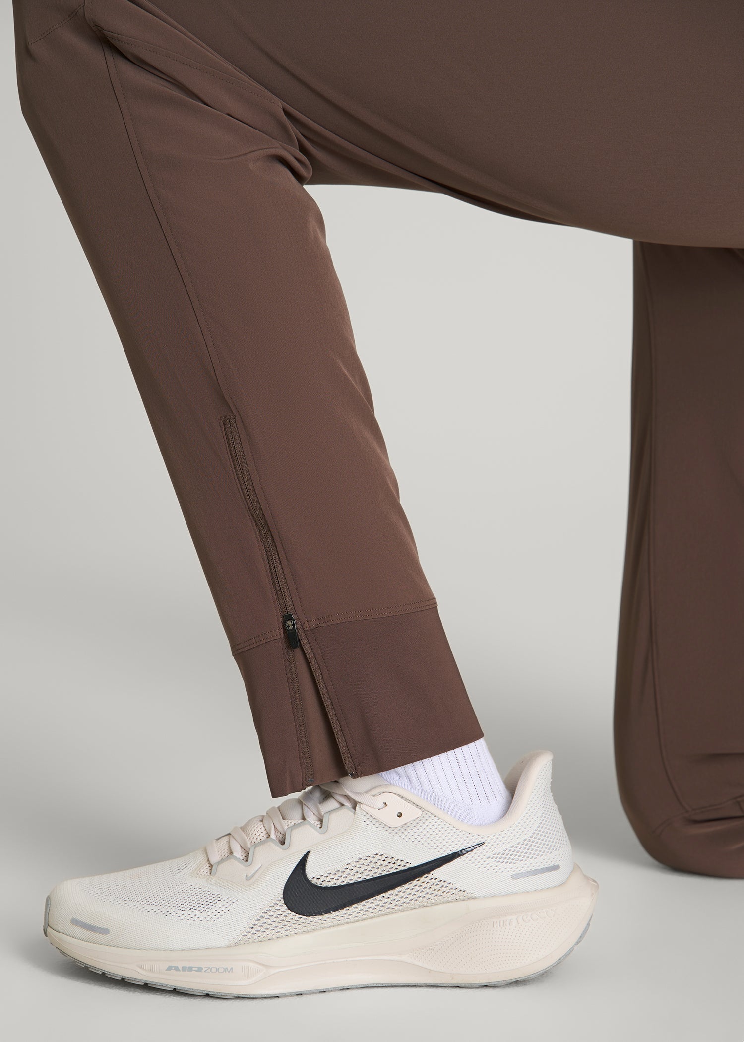 Featherweight Perforated Training Jogger in Coffee Quartz