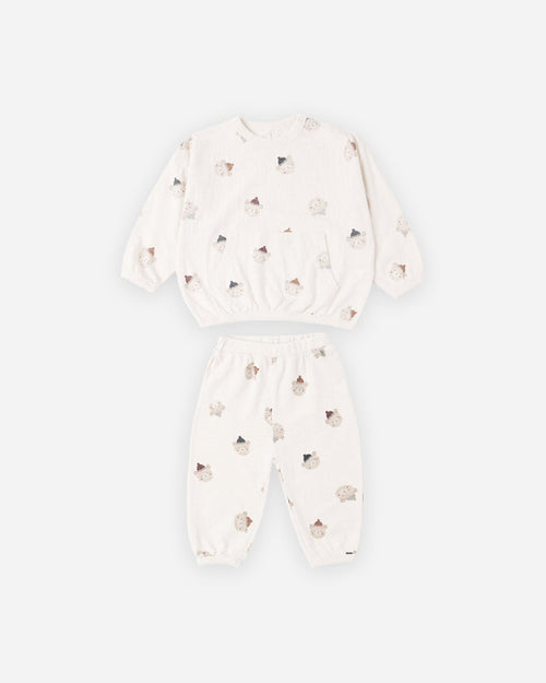 Relaxed set in winter bears